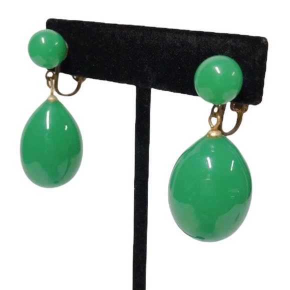 SOLD Vintage Large Green Jade Clip-On Earrings - Picture 3 of 8